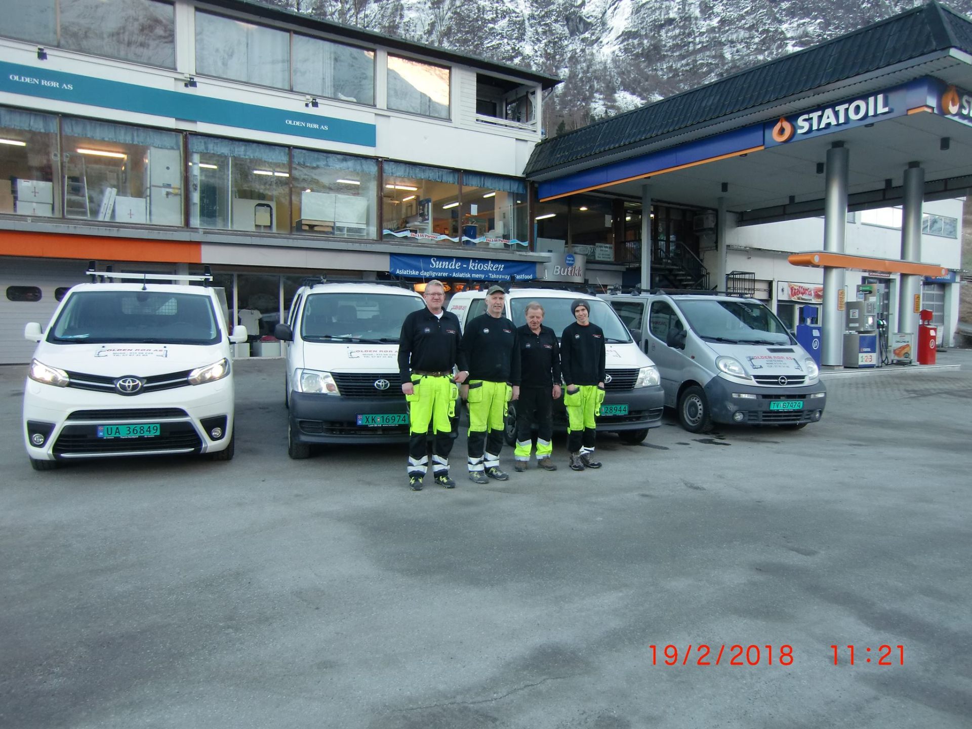Teamet hos Olden Rør AS foran kontoret i Olden med servicebiler